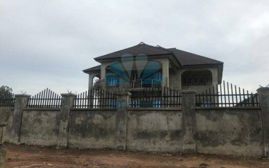 Spacious 7 bedroom duplex with 5 living rooms, 8 toilets,